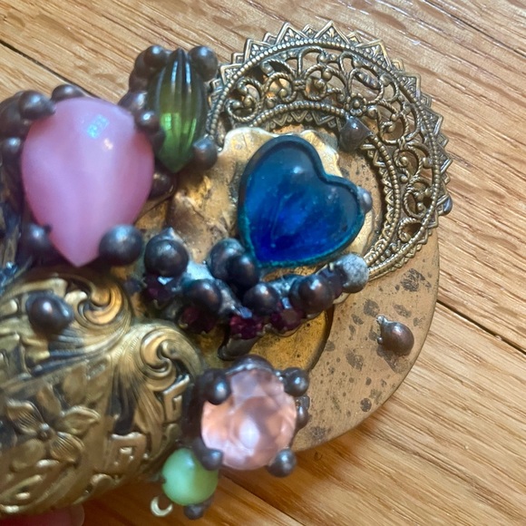 Handmade BoHo/Victorian brass/colored stones one of a kind brooch w/cherub&heart - Picture 2 of 4